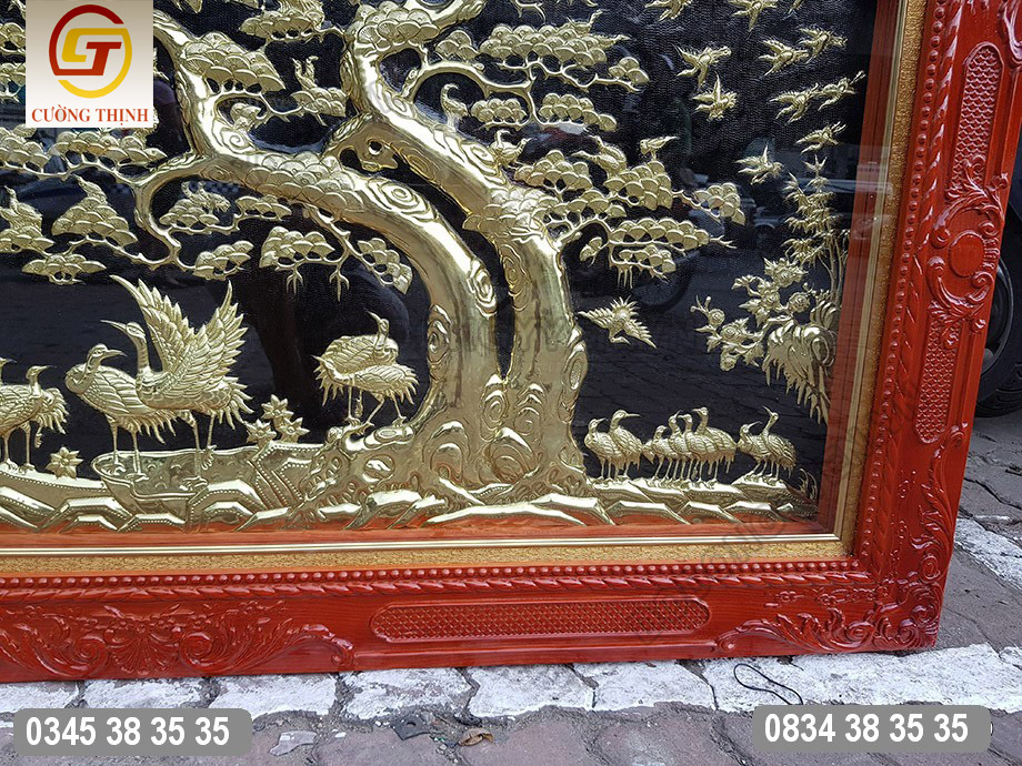 hạc được chạm thúc sinh động trên nền đen