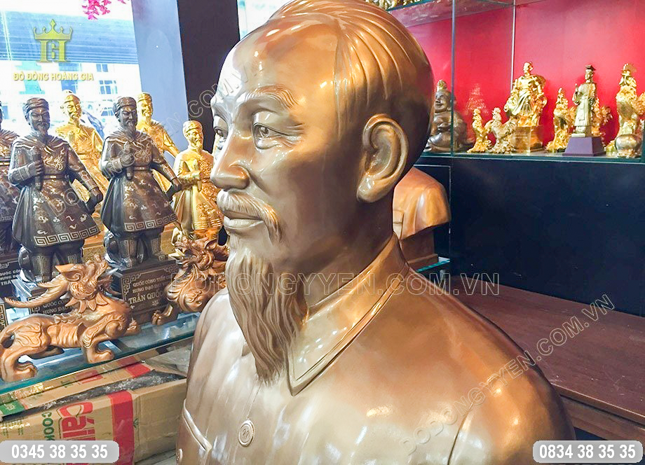 Tượng bán thân bằng đồng đỏ trưng bày phòng hội nghị