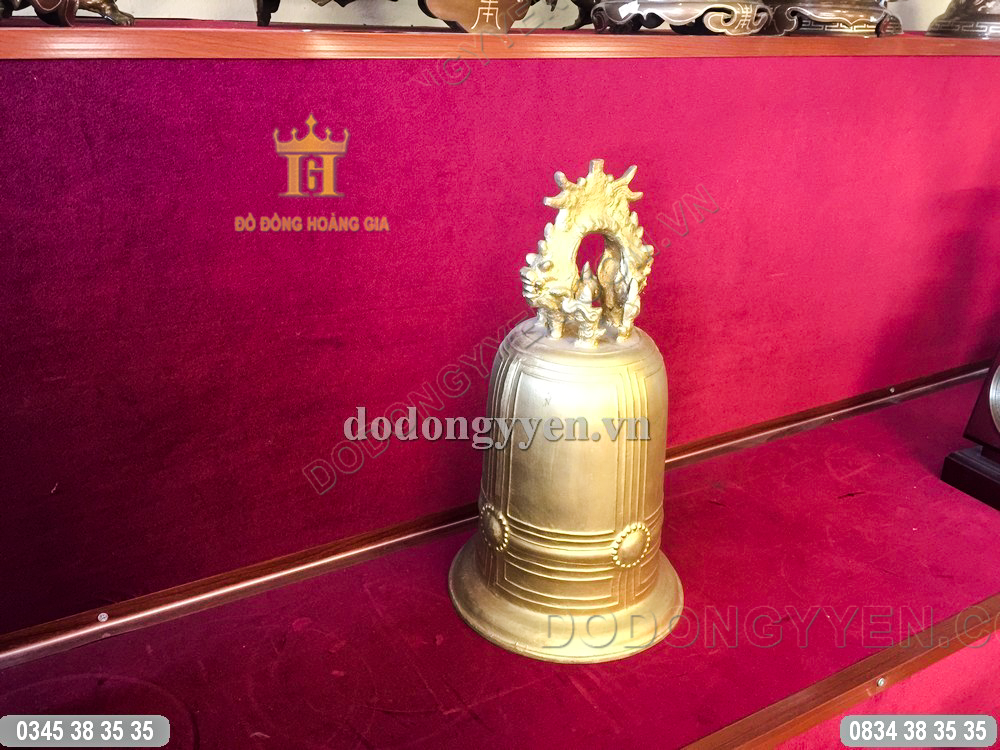 Chuông được đúc từ nguyên liệu đồng vàng