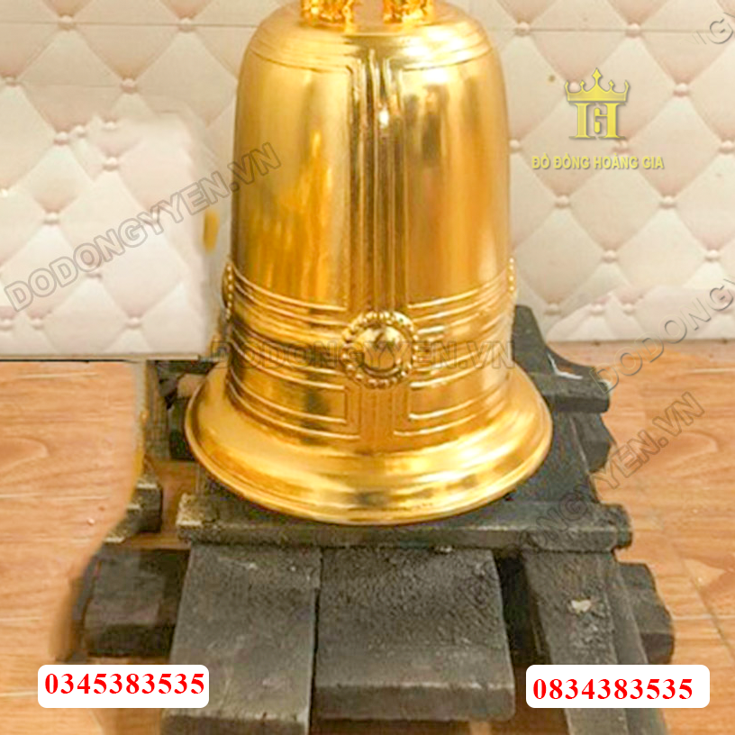 Chuông đồng dát vàng được làm thủ công