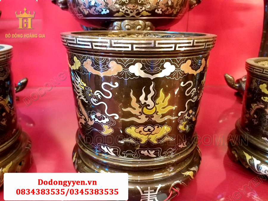 Bát hương trong bộ đồ thờ khảm ngũ sắc