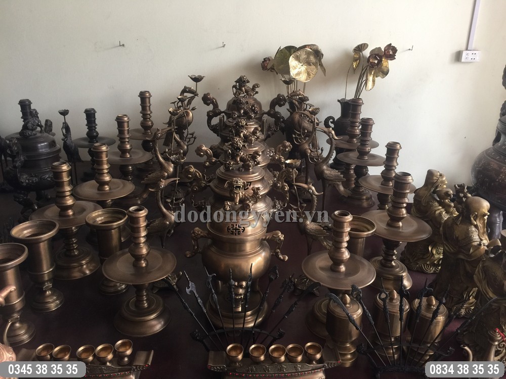 Bộ đồ thờ cúng được đúc thủ công tai liền bằng đồng thau