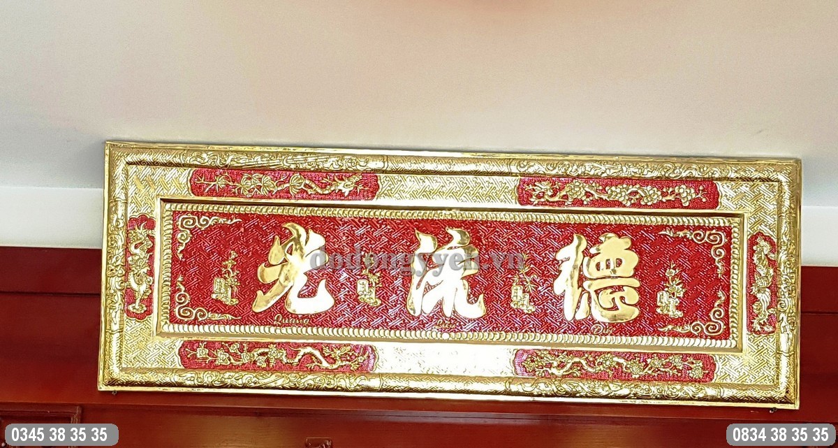 Hoành phi được treo ơ trung tâm không gian thờ