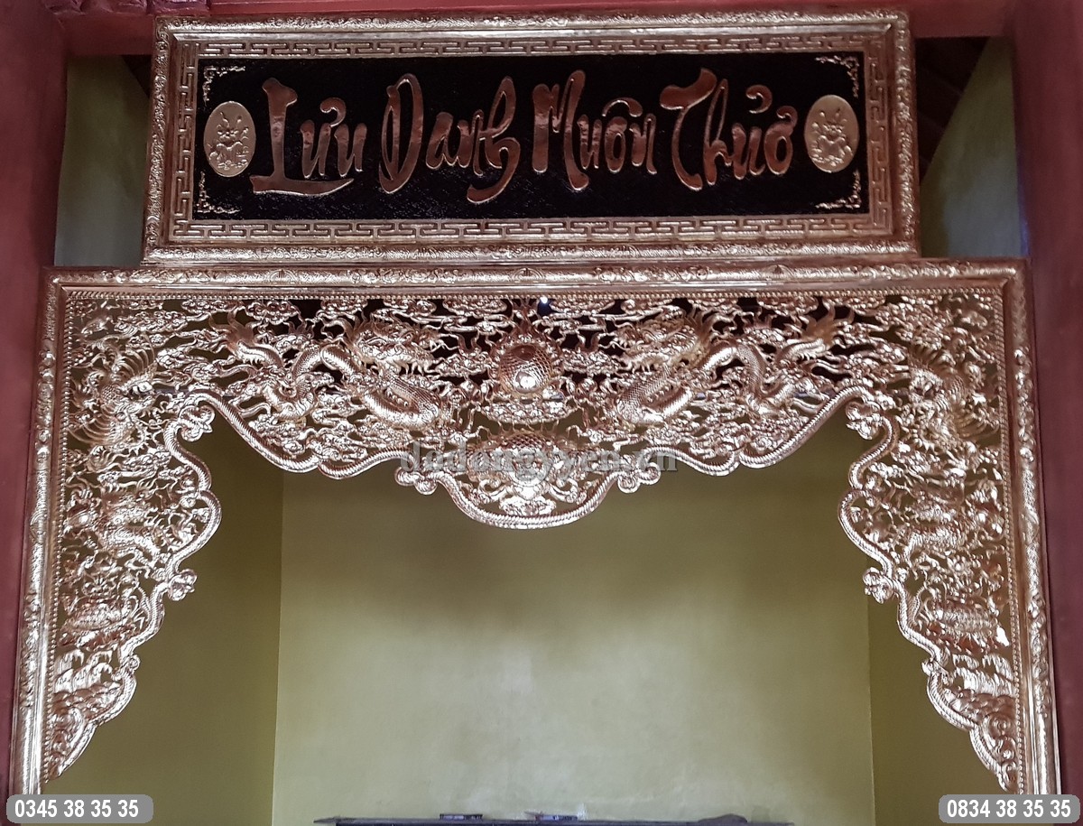 Từng họa tiết hoa văn trên vật phẩm đều được chạm thúc đẹp