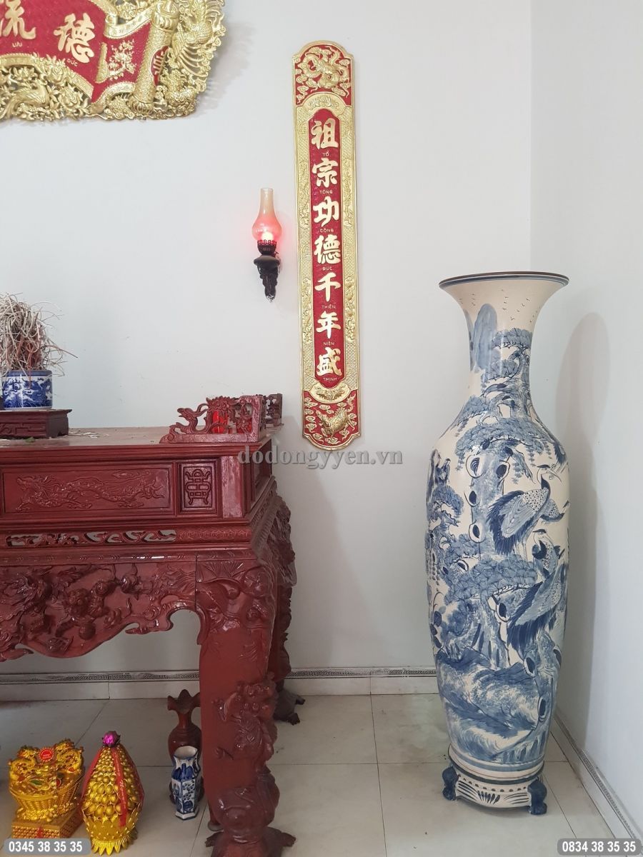 đôi câu đối được chạm thúc vô cùng tỉ mỉ