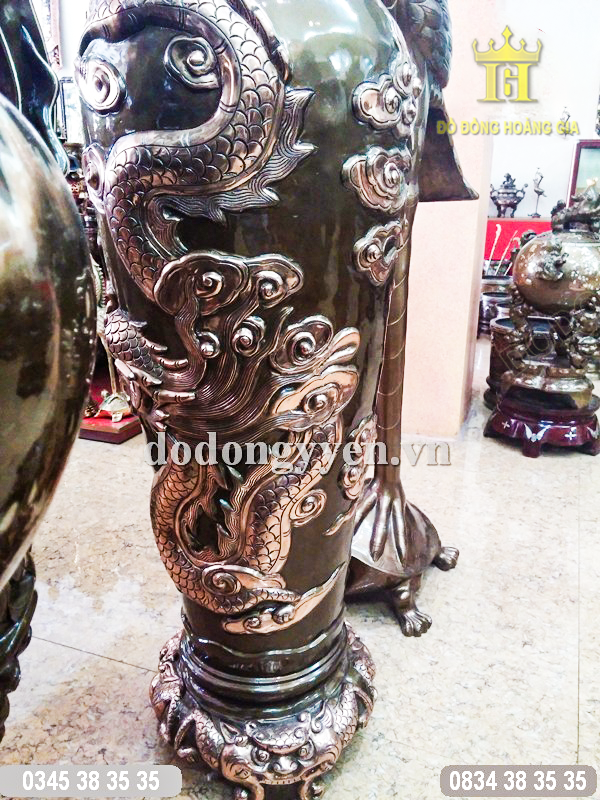 lọ hoa bằng đồng đúc nổi