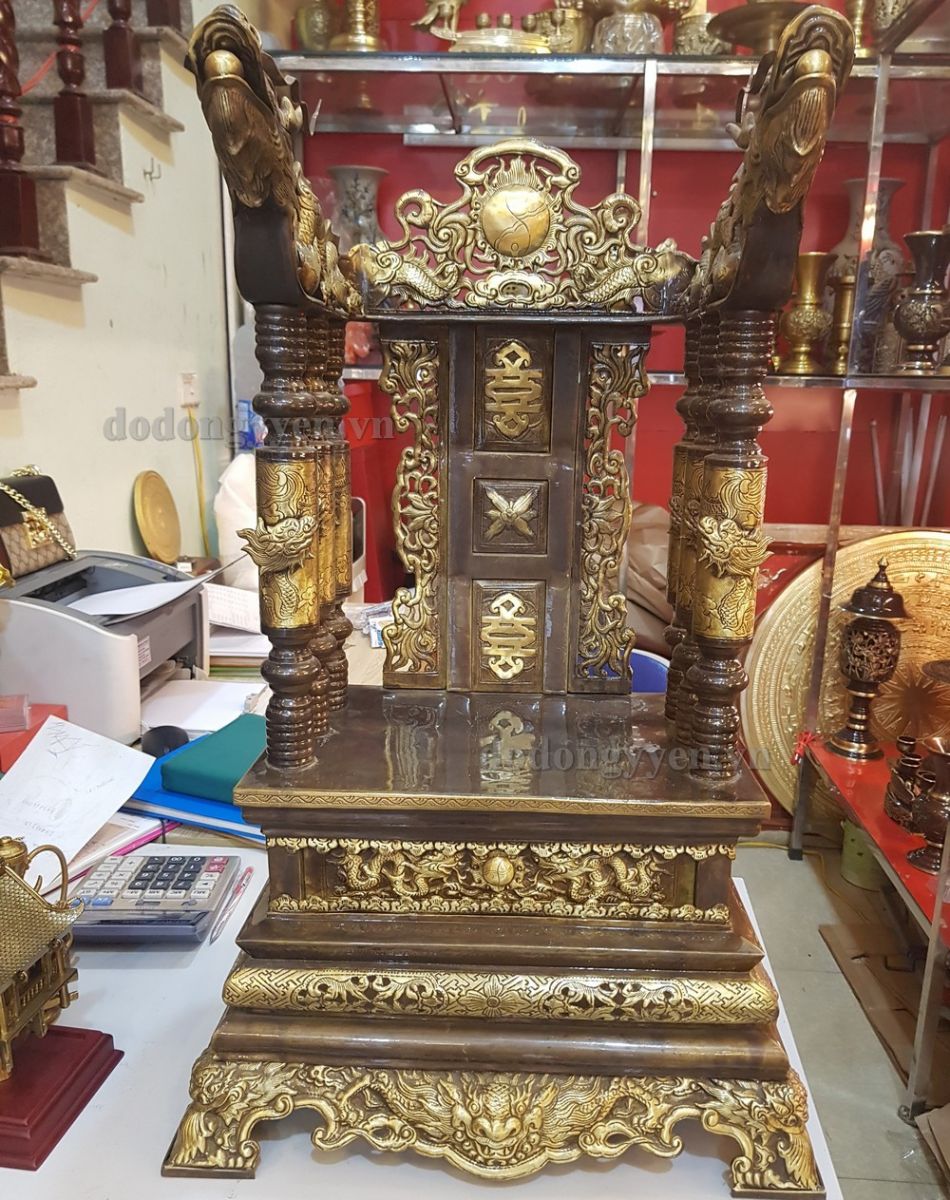 ngai thờ bằng đồng