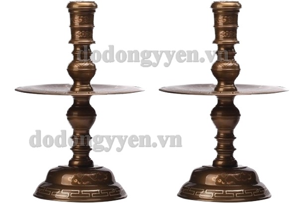 Mỗi bên của đôi chân nến đồng mang một ý nghĩa riêng biệt