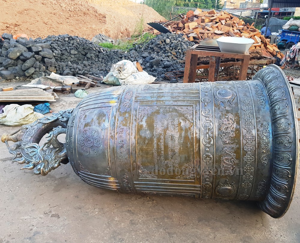 Chuông đồng thành phẩm tại Đồ Đồng Ý Yên