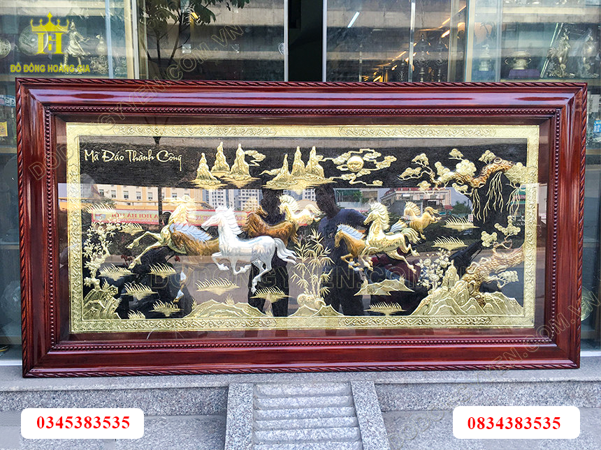 Tranh bát mã bằng đồng vàng khung gỗ tự nhiên