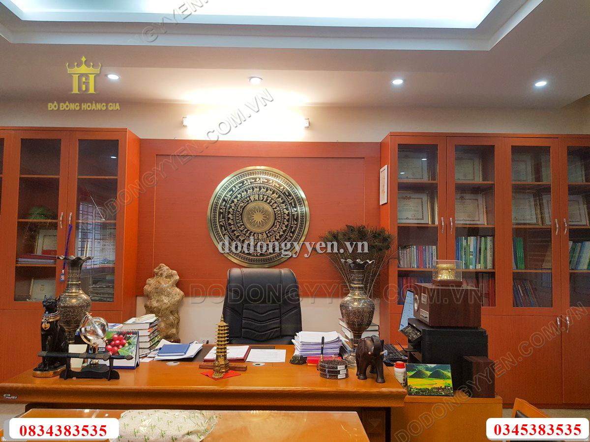 Tranh mặt trống đồng vàng trưng bày phòng làm việc