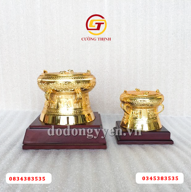 Trống đồng trưng bày bàn làm việc
