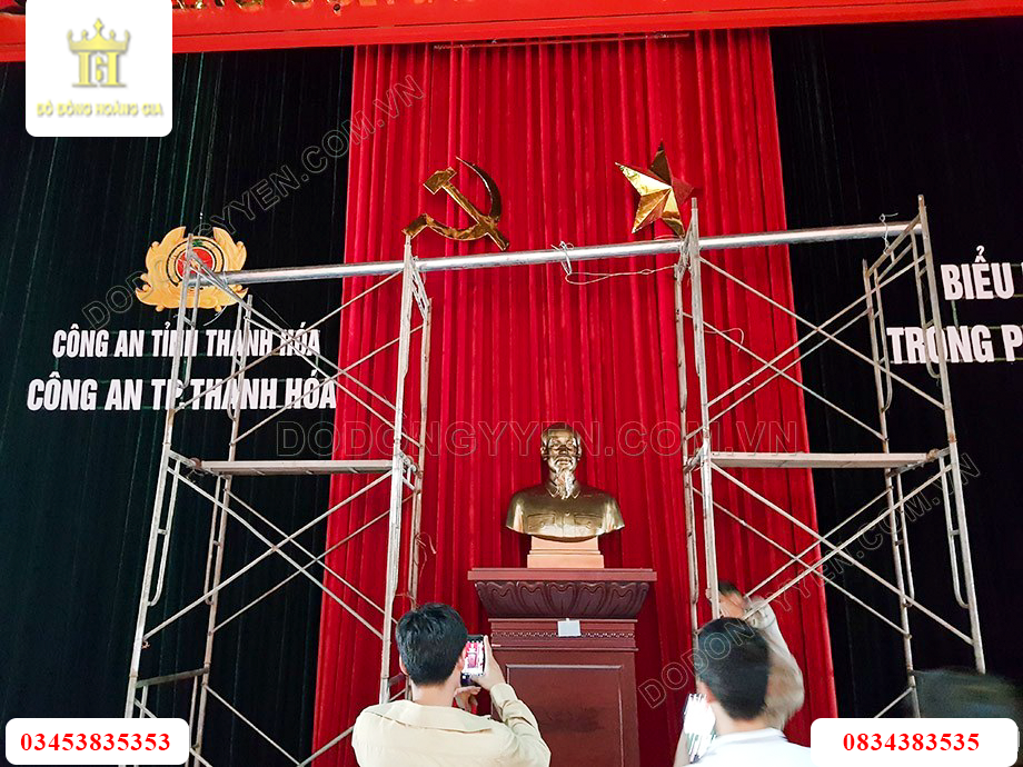 Hoàn thiện lắp đặt tượng đồng đỏ cho văn phòng đại hội