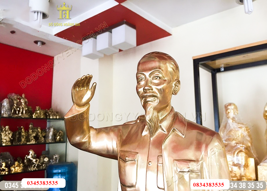 Tượng bác hồ đồng đỏ vẫy tay chào