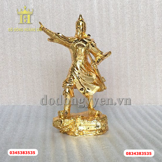 Tượng đồng Trần Quốc Tuần đứng chỉ tay