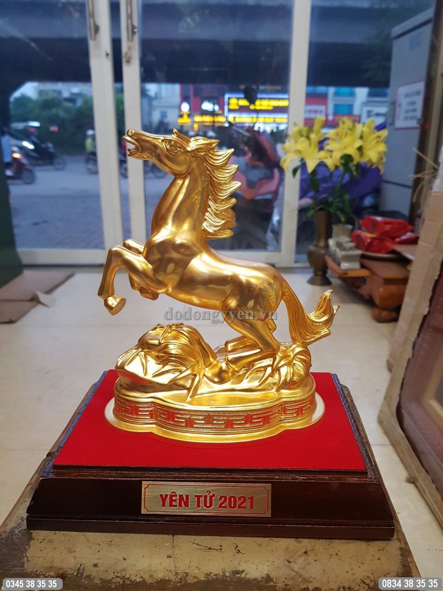 đặt tượng quay vào nhà