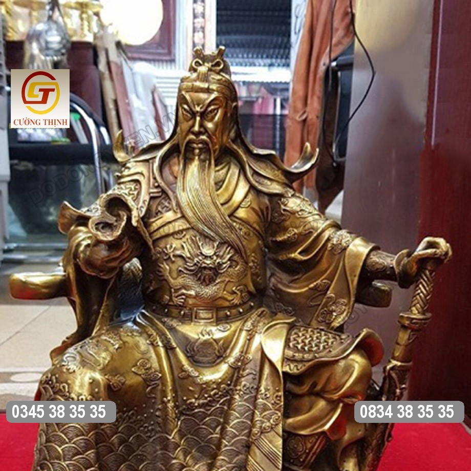 gương mặt uy nghiêm của ngài được chạm khắc tỉ mỉ