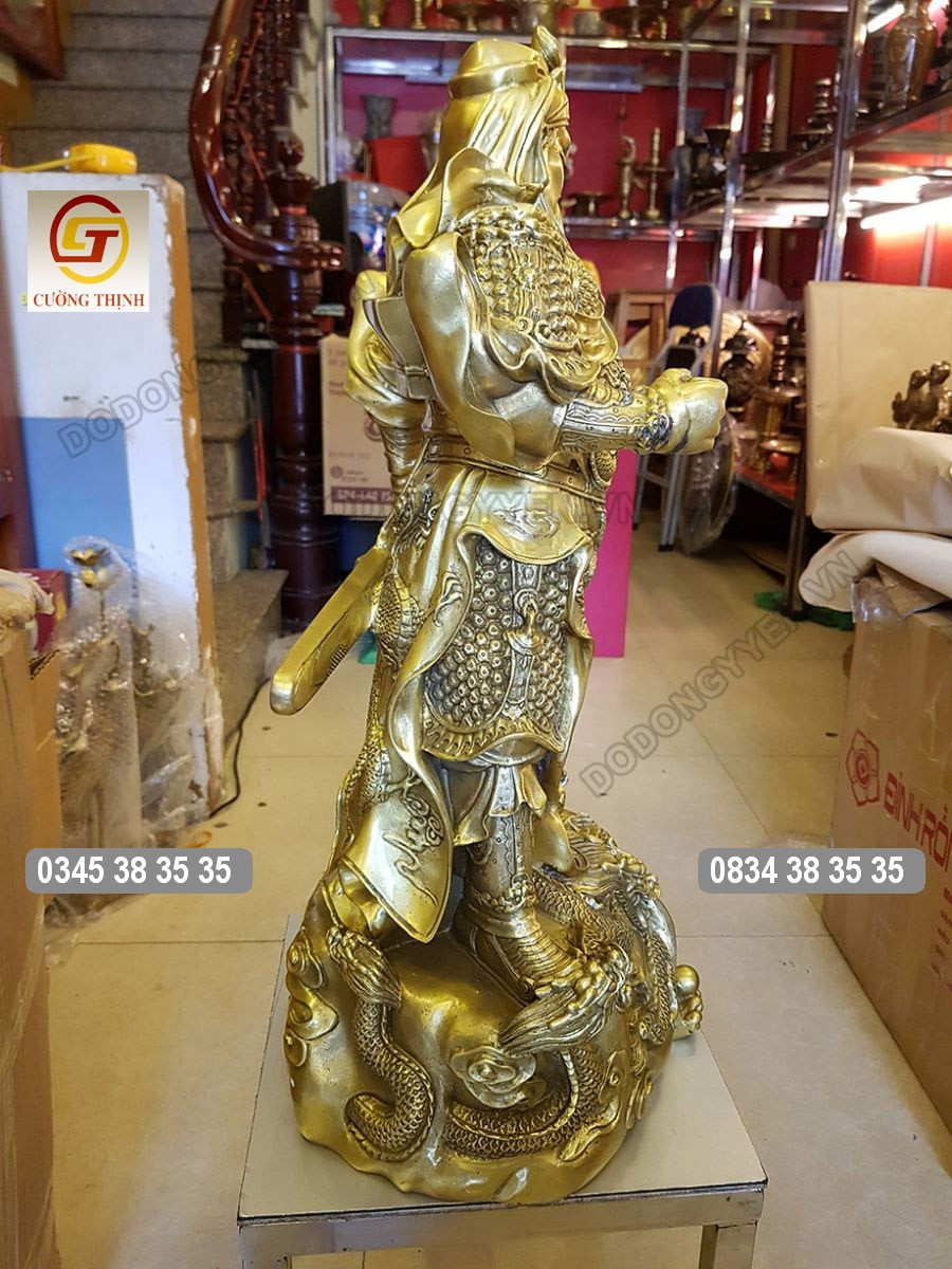 Ngài được đúc theo dáng đứng