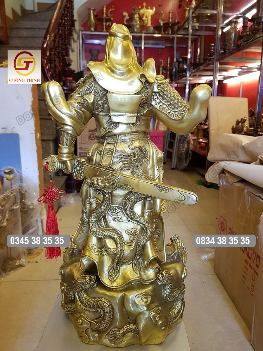 hình ảnh rồng phía sau áo được chạm khắc vô cùng tỉ mỉ và sinh động