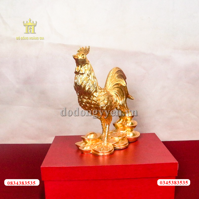 Tượng đồng gà trống đứng trên tiền