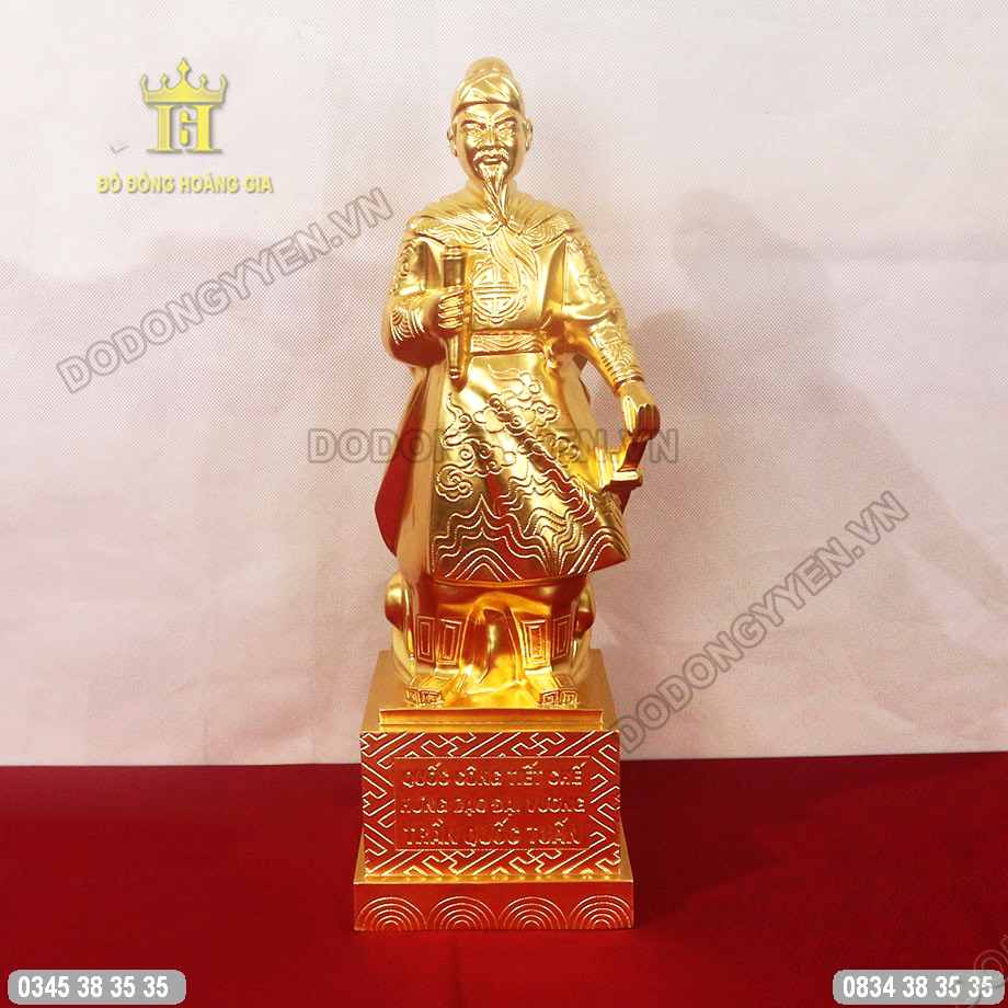 Tượng Trần Hưng Đạo dát vàng đứng