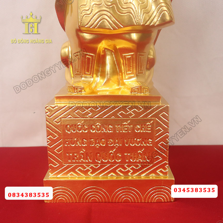 Tượng được làm khuôn chắc chắn, màu sắc vàng sáng bóng