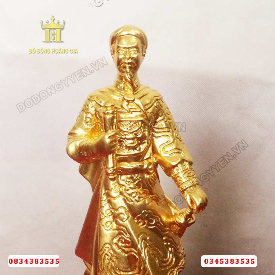 Tượng Trần Hưng Đạo dát vàng